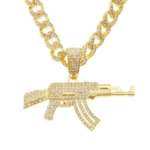 Collar de cadena cubana chapado en oro con colgante de fusil AK-47 con diamantes
