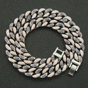 Vue détaillée du collier gourmette argenté serti de pierres roses et violettes