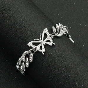 Gourmette argentée cubaine avec charm papillon et strass brillants pour femmes