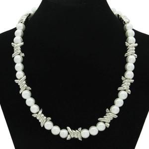 Collier ras de cou punk avec perles et épines argentées sur un buste en velours noir