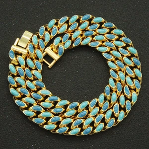 Détail du collier chaîne cubaine hip hop avec incrustations d'émail bleu sur métal doré
