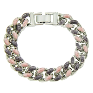Détail du bracelet gourmette argenté avec émail rose et gris et fermoir pliable