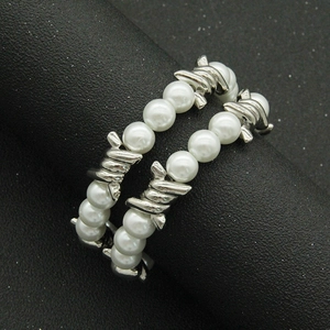 Collier de perles style punk avec épines argentées et design de mode urbaine brillante