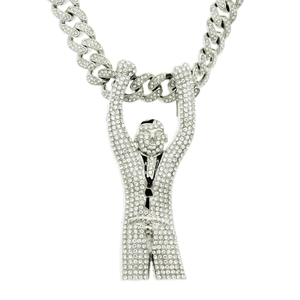 Macro di una collana a catena cubana hip-hop con ciondolo a figura piena di strass