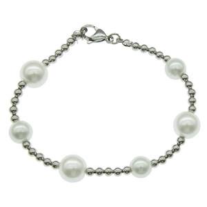 Bracelet élégant en perles et billes d'argent avec fermoir mousqueton sur blanc