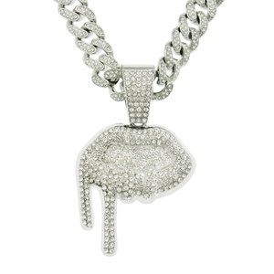Détail macro du pendentif lèvres glacées avec cristaux sur une grosse chaîne cubaine argent