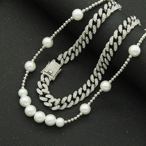 Parure de bijoux hip hop avec chaîne cubaine glacée et collier de perles blanches
