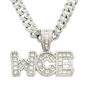 Detalle del colgante de letra WCEB plateado con brillantes diamantes de circonita