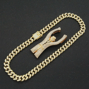 Collana cubana hip hop dorata con ciondolo uomo che esulta ricoperto di strass