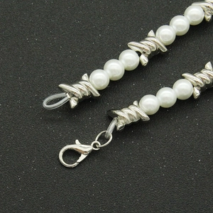 Collier punk avec perles blanches et maillons en épines argentées avec fermoir mousqueton