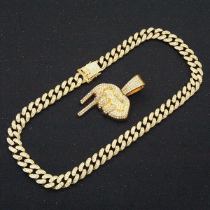 Chaîne cubaine dorée hip-hop avec pendentif geste serti de diamants brillants