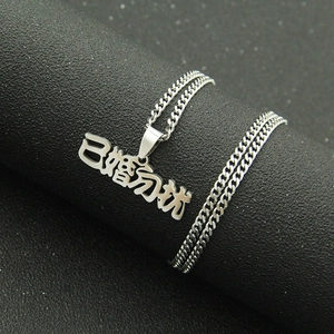 Collier en acier inoxydable argenté poli avec pendentif en caractères chinois et chaîne