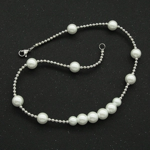 Détail d'un bracelet en perles et perles argentées avec un fermoir mousqueton solide