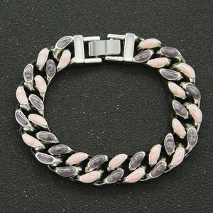 Détail du collier chaîne cubaine hip-hop avec incrustations d'émail rose et violet