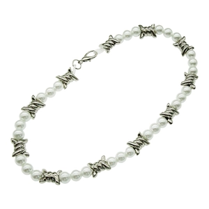 Collier style punk avec perles blanches et maillons métalliques argentés en barbelés