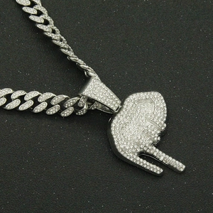 Chaîne cubaine argentée avec pendentif portrait hip hop glacé et strass scintillants