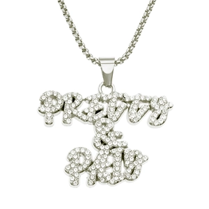 Détail du pendentif PRETTY & PAID argenté serti de strass avec sa chaîne box
