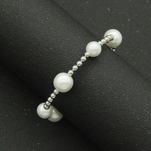 Bracelet minimaliste en perles et billes argentées sur support noir pour style tendance