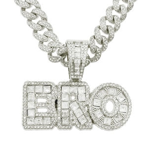 Détail macro du pendentif lettre BRO et de la chaîne cubaine sertie de cristaux