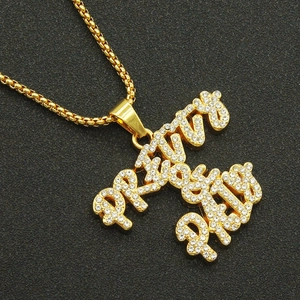 Collier hip-hop doré avec pendentif lettres PYRAMID et cristaux sertis sur chaîne box
