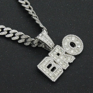 Collier gourmette cubaine hip hop avec grand pendentif lettre BO serti de strass
