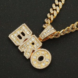 Gros plan sur pendentif BRO hip-hop doré avec zircons sur grosse chaîne cubaine