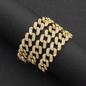 Bracelet cubain doré hip hop avec cristaux étincelants sur un support d'exposition