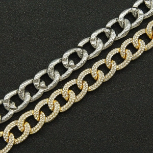 Vue détaillée du bracelet Cuban doré serti et de la gourmette argentée martelée