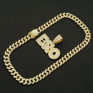 Collier chaîne cubaine dorée avec pendentif lettres BRO pavé de cristaux brillants