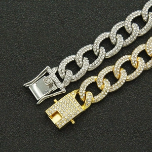 Détail de bracelets gourmette hip hop en or et argent avec strass pavés scintillants