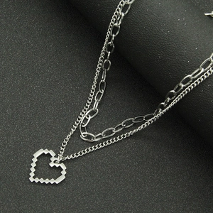 Collier double épaisseur en acier titane argenté avec un pendentif cœur pixelisé