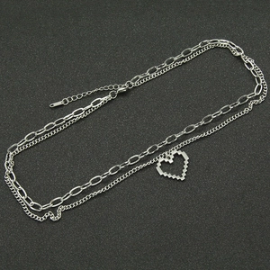 Collier double rang en acier inoxydable avec pendentif cœur ajouré de style pixel unique
