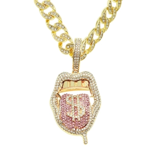 Détail du collier hip hop avec pendentif lèvres signe dollar et cristaux roses brillants