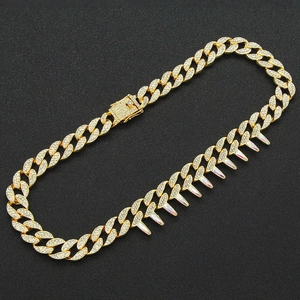 Nahaufnahme der vergoldeten Cuban Link Kette mit glitzernden Steinen und Zacken