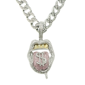 Détail macro du pendentif bouche glacée avec langue rose et signe dollar sur chaîne cubaine