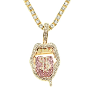 Détail du pendentif hip hop avec cristaux roses, langue dollar et chaîne glacée