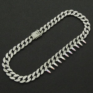 Silberne Cuban-Kette mit glitzernden Stachel-Anhängern und Pavé-Diamanten im Hip-Hop-Stil