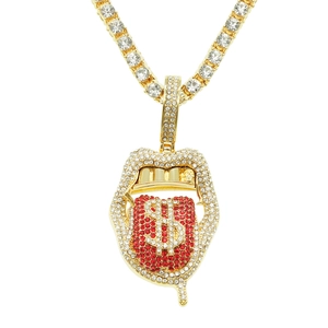Détail du pendentif hip-hop avec langue en cristaux rouges et signe dollar doré