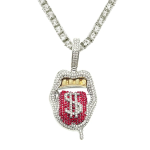 Vue détaillée du pendentif langue hip hop avec strass rouges et signe dollar