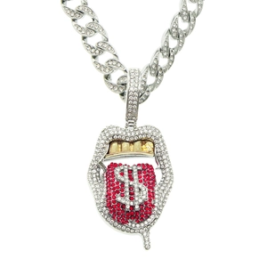 Détail macro du pendentif hip hop avec langue en strass rouge et symbole du dollar