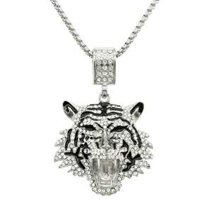 Gros plan détaillé d'un pendentif tête de tigre hip hop argenté avec strass brillants
