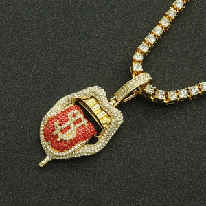 Vue détaillée du pendentif hip-hop avec pierres rouges et signe dollar sur chaîne tennis