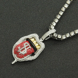 Détail du collier tennis hip-hop avec pendentif langue et signe dollar serti