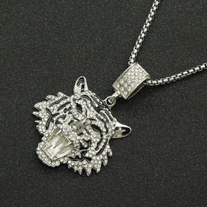 Collier hip hop avec pendentif tête de tigre argentée orné de strass et détails en émail