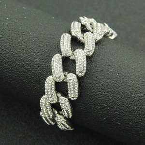 Gros plan sur collier chaîne cubaine hip-hop en argent avec strass en cristal brillant