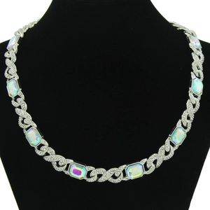 Dettaglio della catena cubana iced out con grandi cristalli AB in stile hip hop maschile