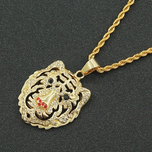Collana con ciondolo testa di tigre 3D con cristalli bianchi e catena a corda dorata