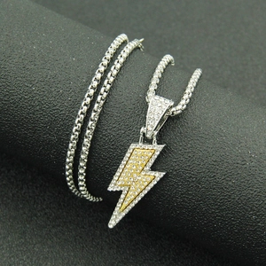 Collier pendentif éclair hip hop avec pavé de cristaux dorés et argentés brillants