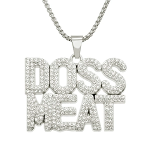 Détail du pendentif DOSS MEAT argenté serti de cristaux brillants style hip-hop