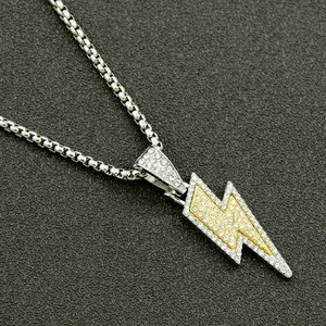Collier hip hop avec pendentif éclair bicolore serti de cristaux sur une chaîne box